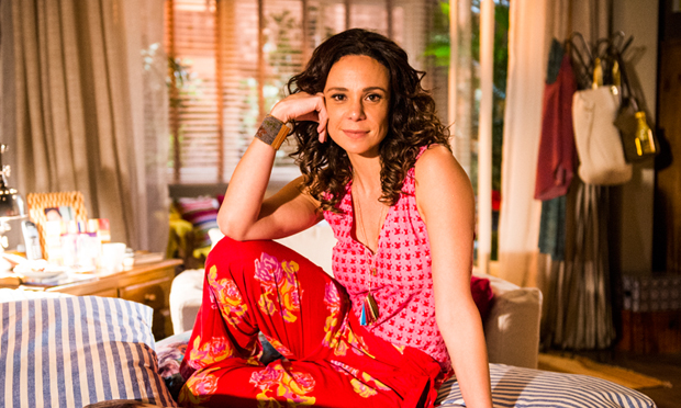 Em Família: Juliana vende seu corpo a Jairo para ficar com a “filha” Bia