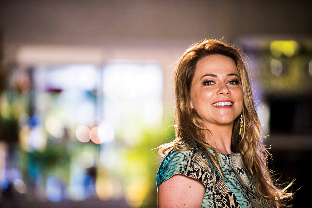 Em Família: Shirley conta a Verônica que Luiza pode ser filha de Laerte