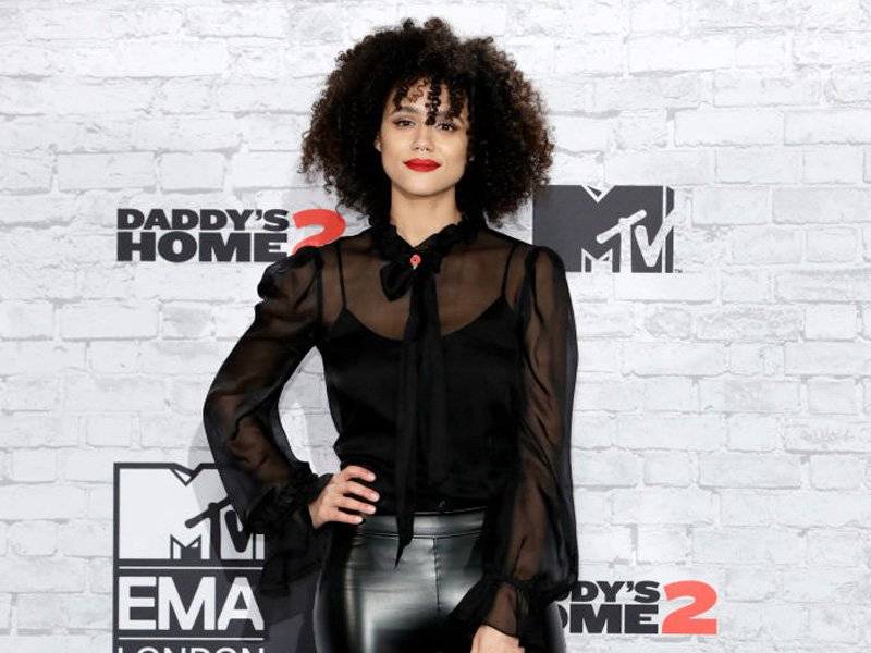 Looks pretos dão o tom no EMA 2017