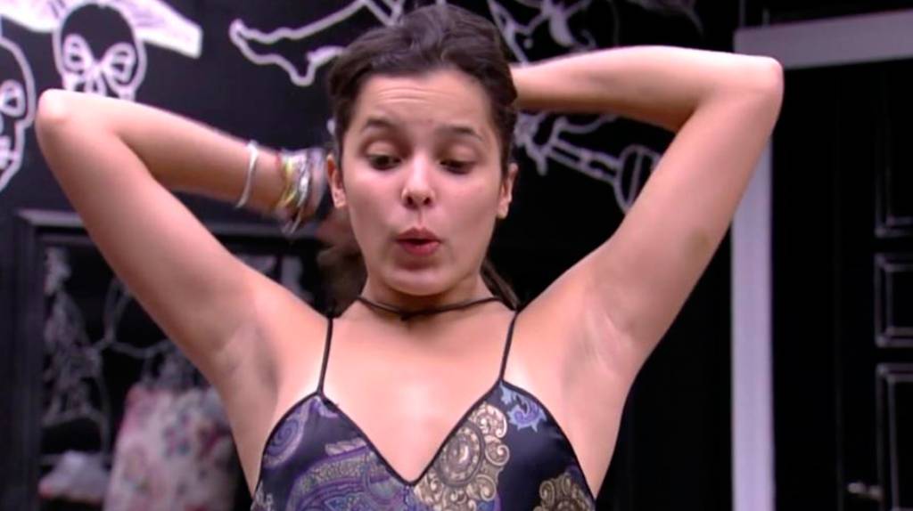 Marcos belisca Emilly e causa um hematoma na garota