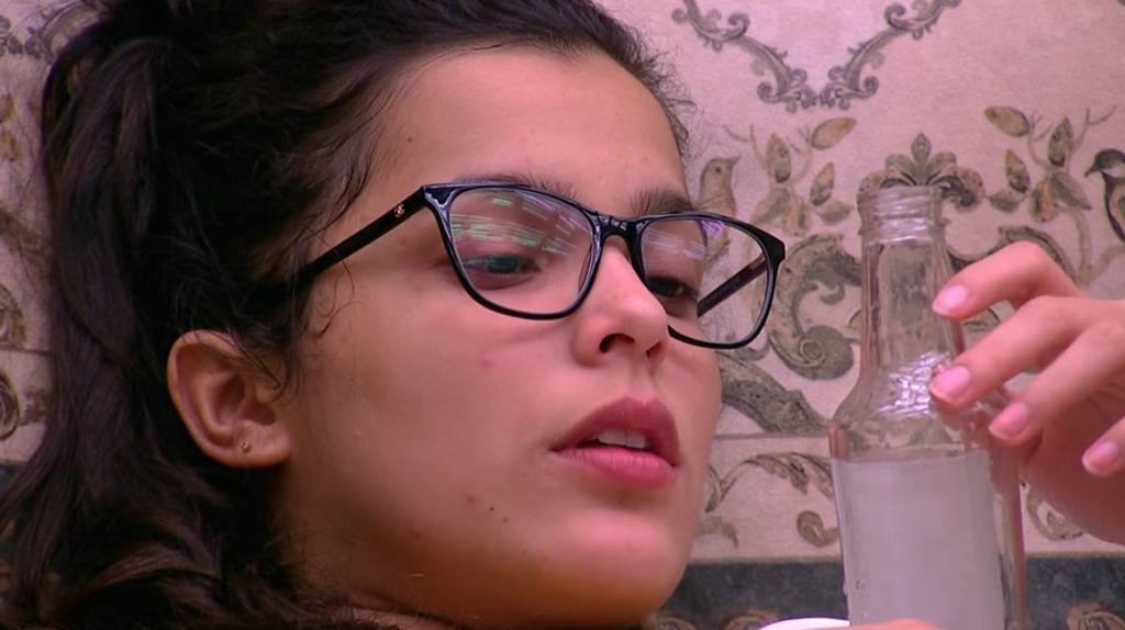 Emilly se isola e passa horas conversando com uma garrafa