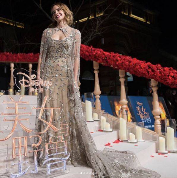 Vestido ombro a ombro <strong>Emilia Wickstead</strong> e beleza delicada para a premi&egrave;re londrina.