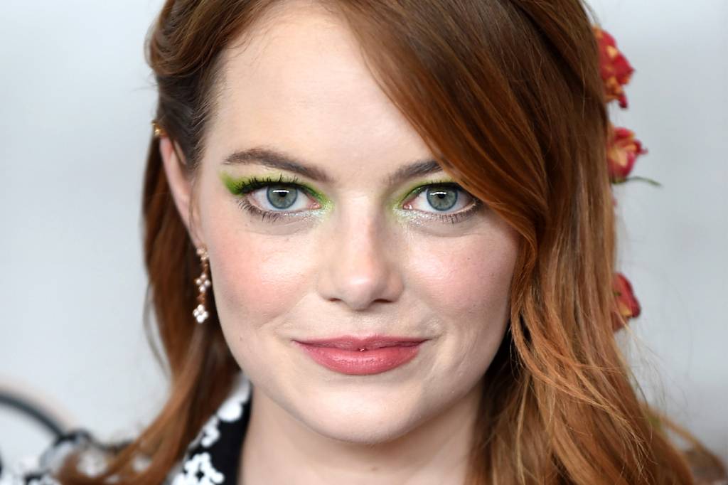 Emma Stone passou a tesoura nos fios e está com o corte do momento