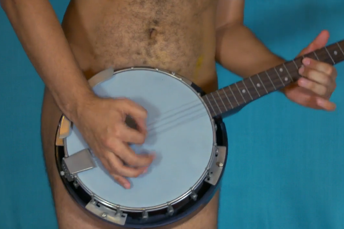 Clarice Falcão lança clipe com todo mundo nu