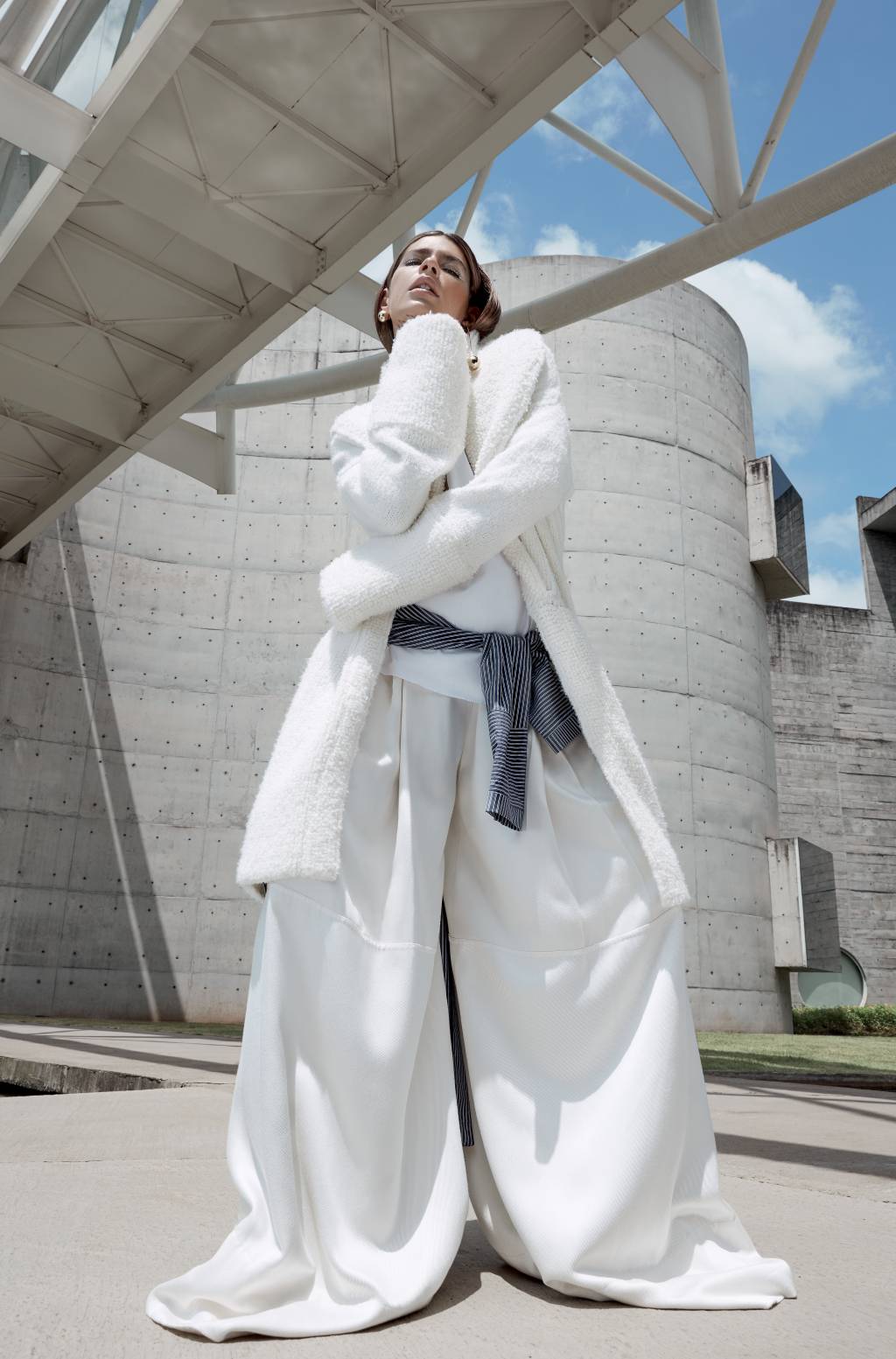 Casaco de l&atilde;, Cris Barros, R$ 1 742, tel (11) 3048 5545. Camisa de tricoline, Loft 747, R$ 275, tel. (11) 2729 9031. Trench coat de algod&atilde;o (amarrado na cintura), Michael Kors, R$ 1 147, tel. (11) 3031 2463. Cal&ccedil;a de algod&atilde;o, acervo Experimento Nohda, tel. (11) 3562 0554.