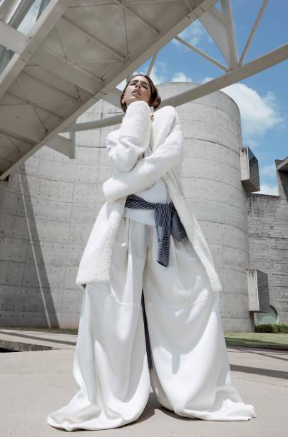 Casaco de l&atilde;, Cris Barros, R$ 1 742, tel (11) 3048 5545. Camisa de tricoline, Loft 747, R$ 275, tel. (11) 2729 9031. Trench coat de algod&atilde;o (amarrado na cintura), Michael Kors, R$ 1 147, tel. (11) 3031 2463. Cal&ccedil;a de algod&atilde;o, acervo Experimento Nohda, tel. (11) 3562 0554.