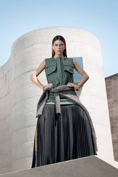 Colete de sarja, Gloria Coelho, R$ 1 388, tel. (11) 3083 1079. Vestido de seda, Lenny, R$ 628, tel. (21) 3114 8887. Casaco de l&atilde;, Juliana Gevaerd, R$ 606, julianagevaerd.com.br. Pulseiras de metal, Animale, R$ 300, cada uma, animale.com.br. Botas de malha, Santa Lolla, R$ 270, tel. (11) 4328 1592. Brincos de metal, Animale, R$ 298, animale.com.br (usados em todas as fotos).