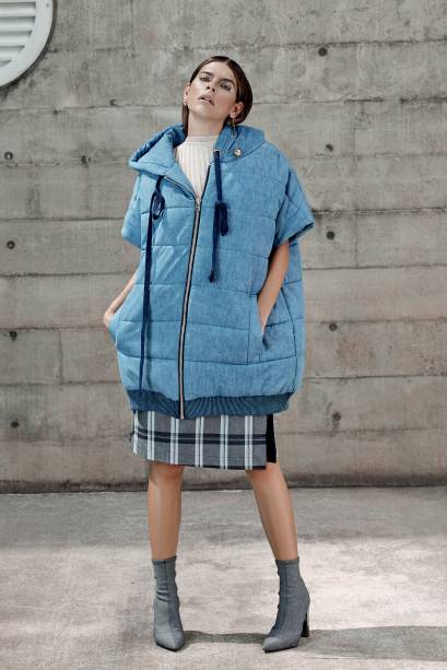 Colete jeans, Coca-Cola Jeans, R$ 980, tel. (47) 3247 3000. Top de tricô, Modem, R$ 575, tel. (11) 3812 9242. Saia de lã,Luisa Farani, R$ 638, luisafarani.com. Botas de malha, Santa Lolla, R$ 270, tel. (11) 4328 1592. Colete jeans, Coca-Cola Jeans, R$ 980, tel. (47) 3247 3000. Top de tricô, Modem, R$ 575, tel. (11) 3812 9242. Saia de lã,Luisa Farani, R$ 638, luisafarani.com. Botas de malha, Santa Lolla, R$ 270, tel. (11) 4328 1592.