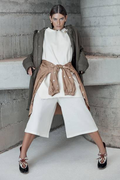 Parka de sarja, Animale, R$ 1 598, animale.com.br. Camiseta de linho, Infini, R$ 220, tel. (11) 2694 4665. Camisa de cetim, I&oacute;dice, R$ 489, tel. (11) 3063 1988. Bermuda de linho, Heloisa Faria, R$ 405, tel. (11) 3081 7733. Botas de couro, Dior, R$ 6 200, tel. (11) 3750 4400.