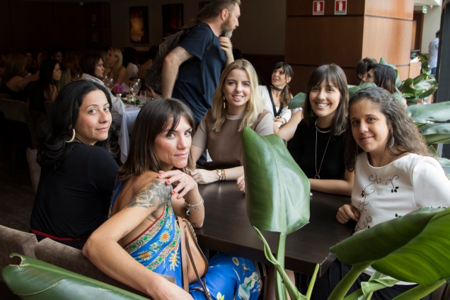 Elisa Duarte, Paloma Vergeiro, D&eacute;bora Sene, Gabriela Magalh&atilde;es e Carol Bertelli, do time da ESTILO