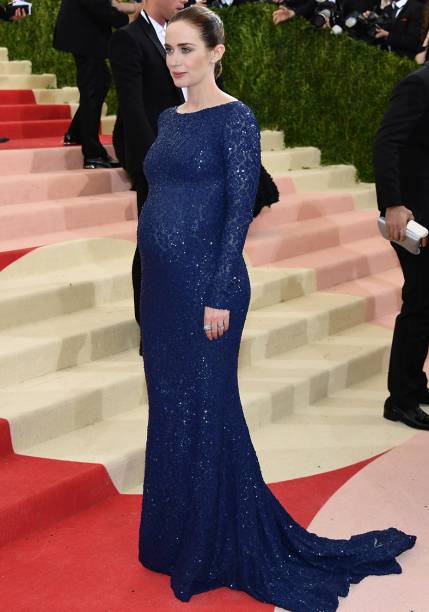 <strong>Emily Blunt</strong> // A atriz escolheu um vestido clássico e certeiro para o baile do Met. O modelo de mangas longas, assinado por <strong>Michael Kors</strong>, tem silhueta justinha para valorizar a baby bump. Joias discretas arrematam com delicadeza. <strong>Emily Blunt</strong> // A atriz escolheu um vestido clássico e certeiro para o baile do Met. O modelo de mangas longas, assinado por <strong>Michael Kors</strong>, tem silhueta justinha para valorizar a baby bump. Joias discretas arrematam com delicadeza.