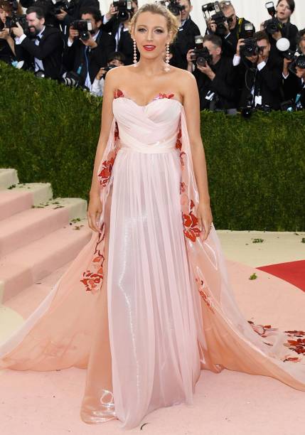 <strong>Blake Lively</strong> // Grávida de seu segundo filho com Ryan Reynolds, a eterna Serena van der Woodsen marcou presença no baile do Met usando vestido romântico da <strong>Burberry</strong>. <strong>Blake Lively</strong> // Grávida de seu segundo filho com Ryan Reynolds, a eterna Serena van der Woodsen marcou presença no baile do Met usando vestido romântico da <strong>Burberry</strong>.