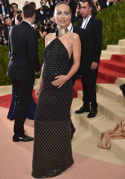 <strong>Olivia Wilde</strong> // A morena cruzou o tapete vermelho do Met a bordo de vestido de ilhoses, também assinado por <strong>Michael Kors</strong>. A choker faz as vezes de gola e deixa o look ainda mais poderoso e ousado. <strong>Olivia Wilde</strong> // A morena cruzou o tapete vermelho do Met a bordo de vestido de ilhoses, também assinado por <strong>Michael Kors</strong>. A choker faz as vezes de gola e deixa o look ainda mais poderoso e ousado.