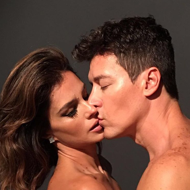 Com foto sensual, Rodrigo Faro se declara para Vera Viel: ‘Quase 20 anos juntos’