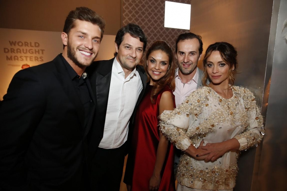 Famosos aproveitam a noite em Cannes