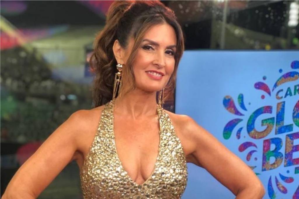 Chique de doer, Fátima Bernardes arrasa com look dourado para o Carnaval
