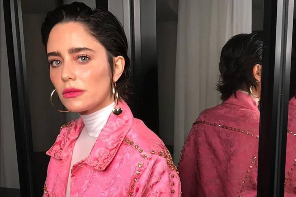 Fernanda Vasconcellos arrasou com sutiã à mostra no tapete vermelho