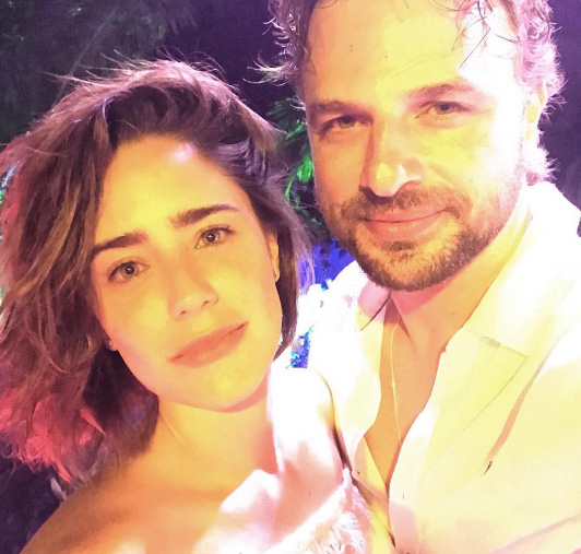 Mousse para dar volume e pomada nas pontas deixam os cabelos com jeito de secos ao vento. Fernanda Vasconcellos escolheu esse efeito para passar a virada na praia com Cássio Reis. Mousse para dar volume e pomada nas pontas deixam os cabelos com jeito de secos ao vento. Fernanda Vasconcellos escolheu esse efeito para passar a virada na praia com Cássio Reis.