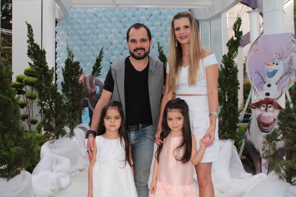 Luciano Camargo comemora o aniversário das filhas gêmeas