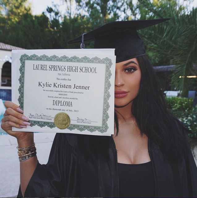 Kendall e Kylie Jenner se formam no ensino médio e ganham festa surpresa