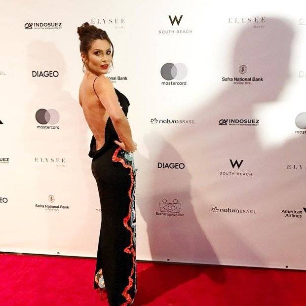 Flávia Alessandra usa decote poderoso em baile de gala