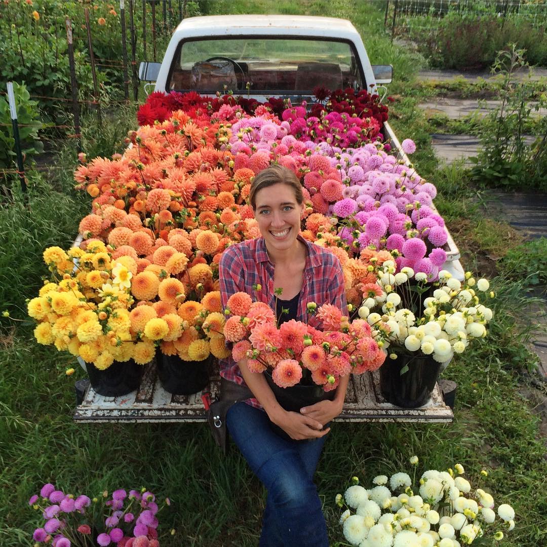 Ela abandonou a cidade grande para ser feliz plantando flores
