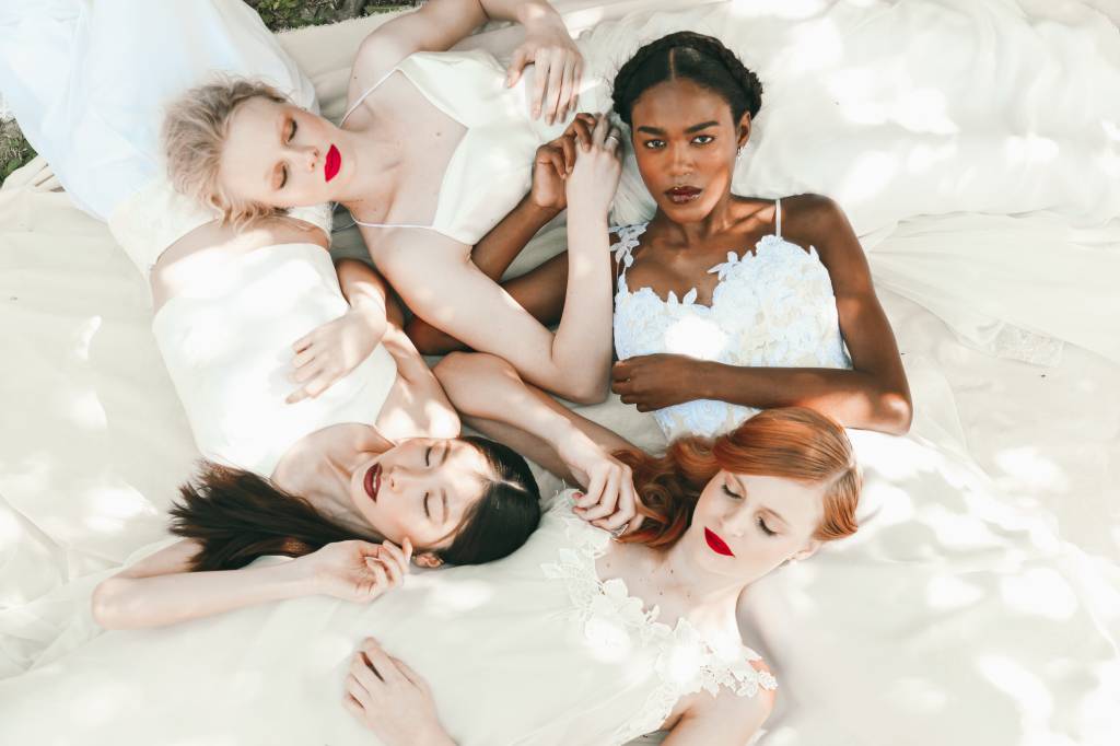 Esta estilista cria vestidos dos sonhos para todos os tipos de noivas