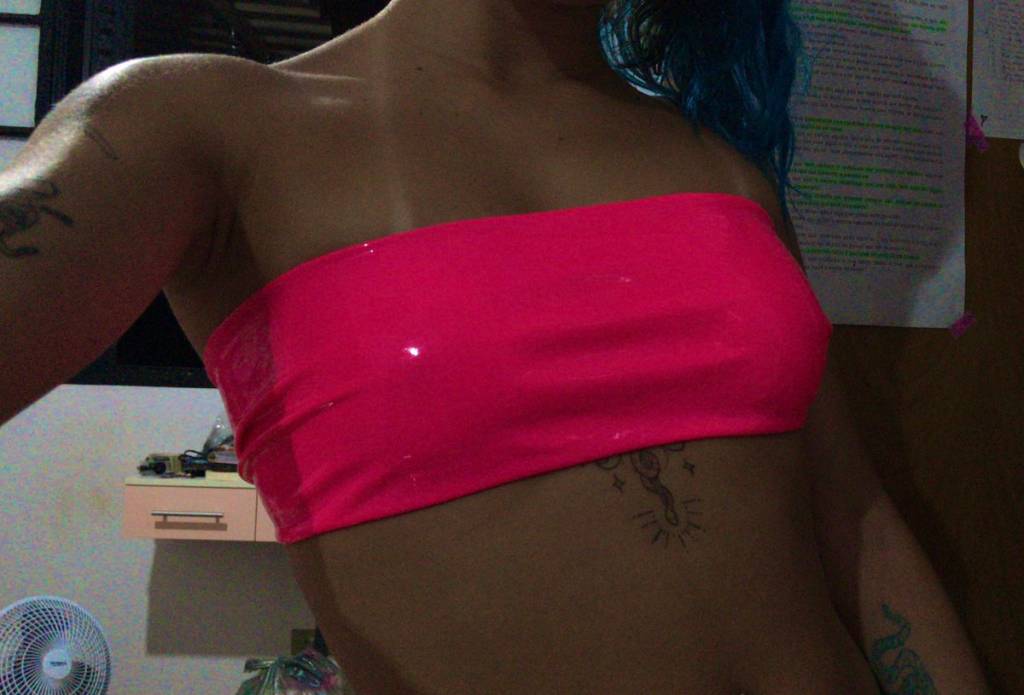 Garota usa bola de vinil para criar top que é tendência do momento