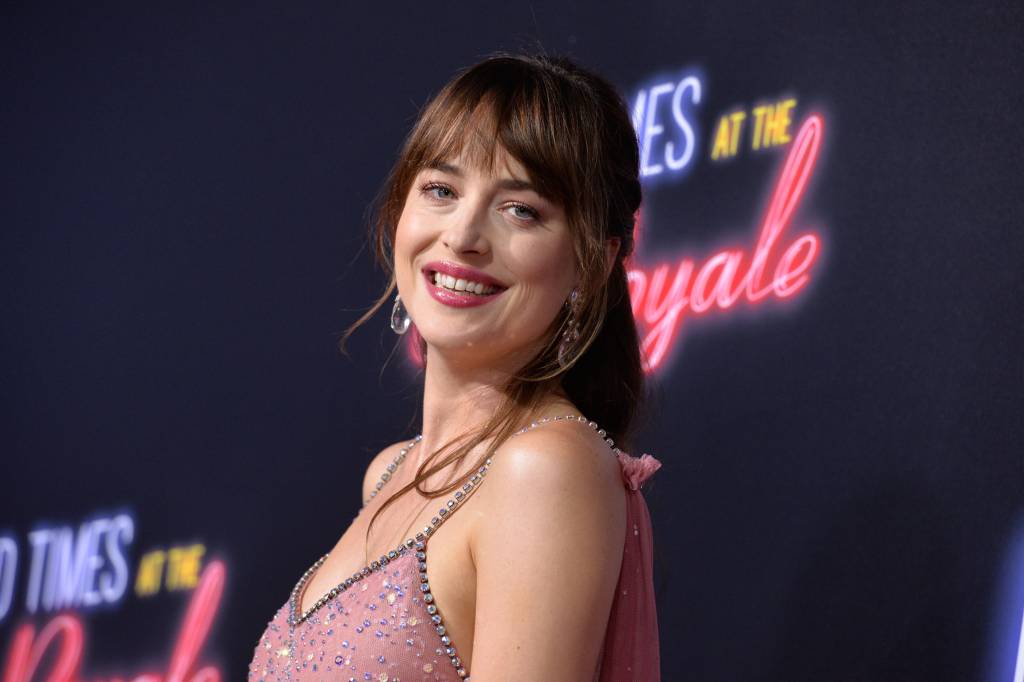 Dakota Johnson usa vestido cheio de cristais que é digno de conto de fadas