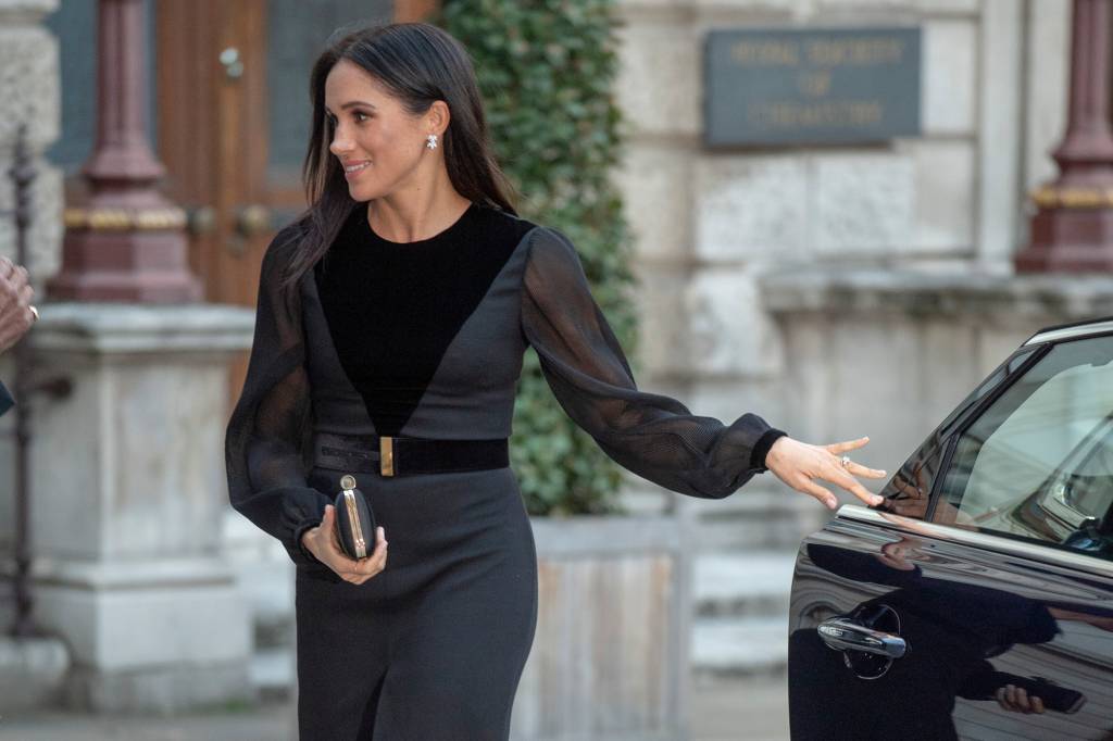 Meghan Markle fechou a porta do carro e isso chocou os britânicos