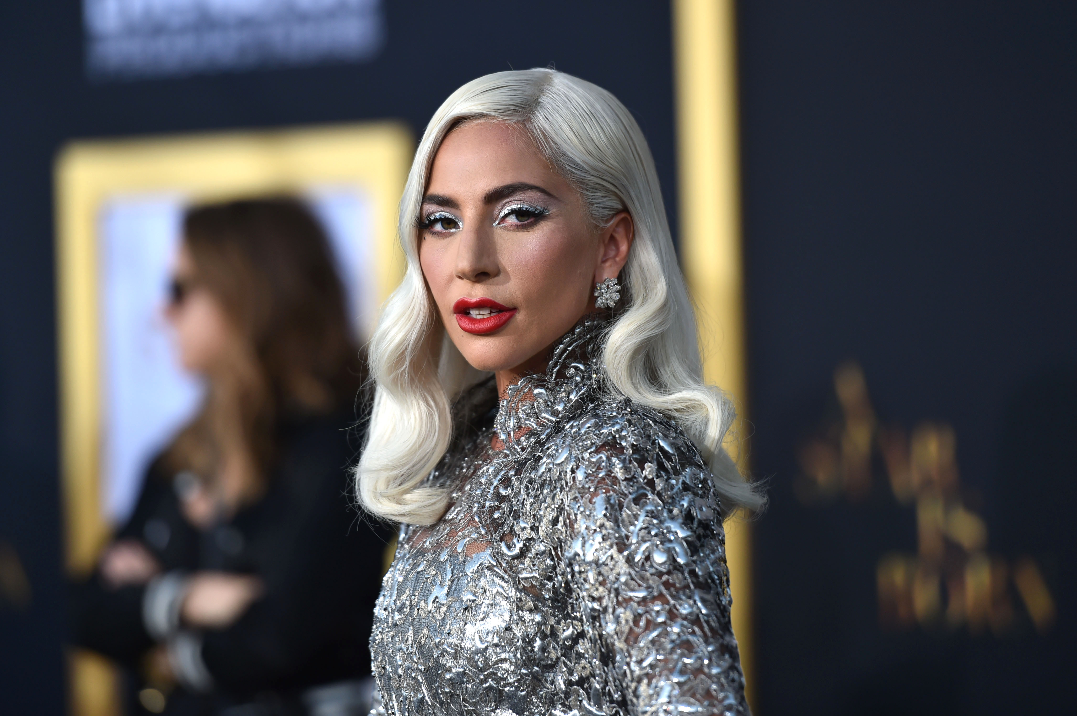 Lady Gaga parece um anjo prateado na estreia de ‘Nasce uma Estrela’