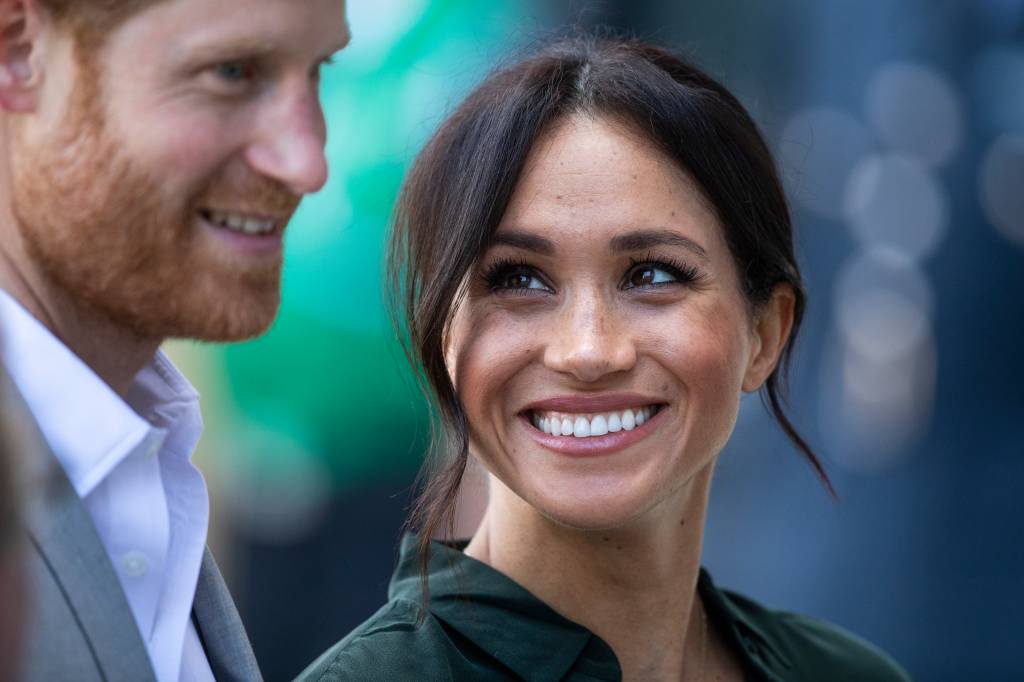 Meghan Markle não tira do braço o presente que ganhou do Príncipe Charles