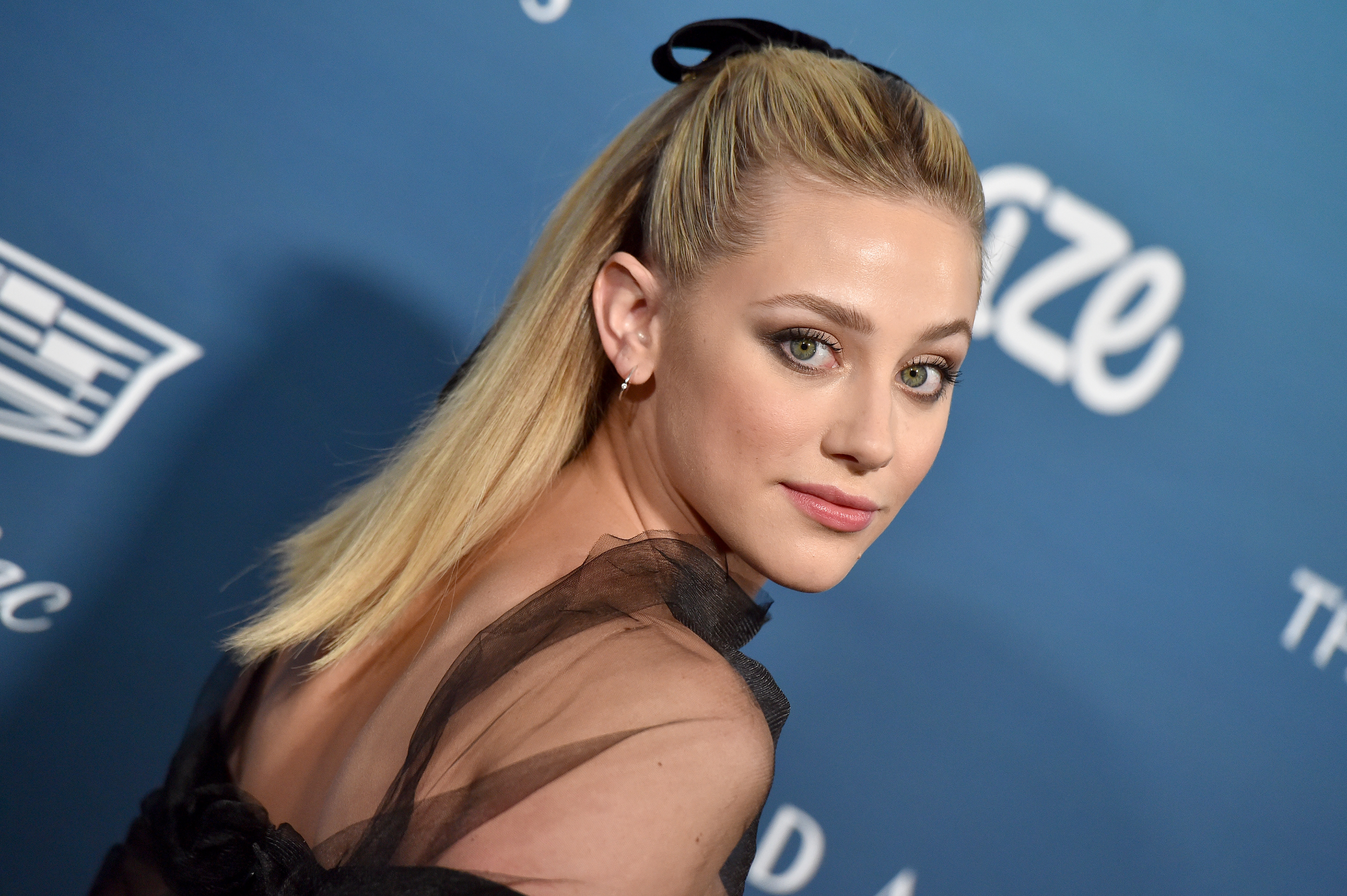 Lili Reinhart faz desabafo poderoso sobre uso de apps que mudam o corpo