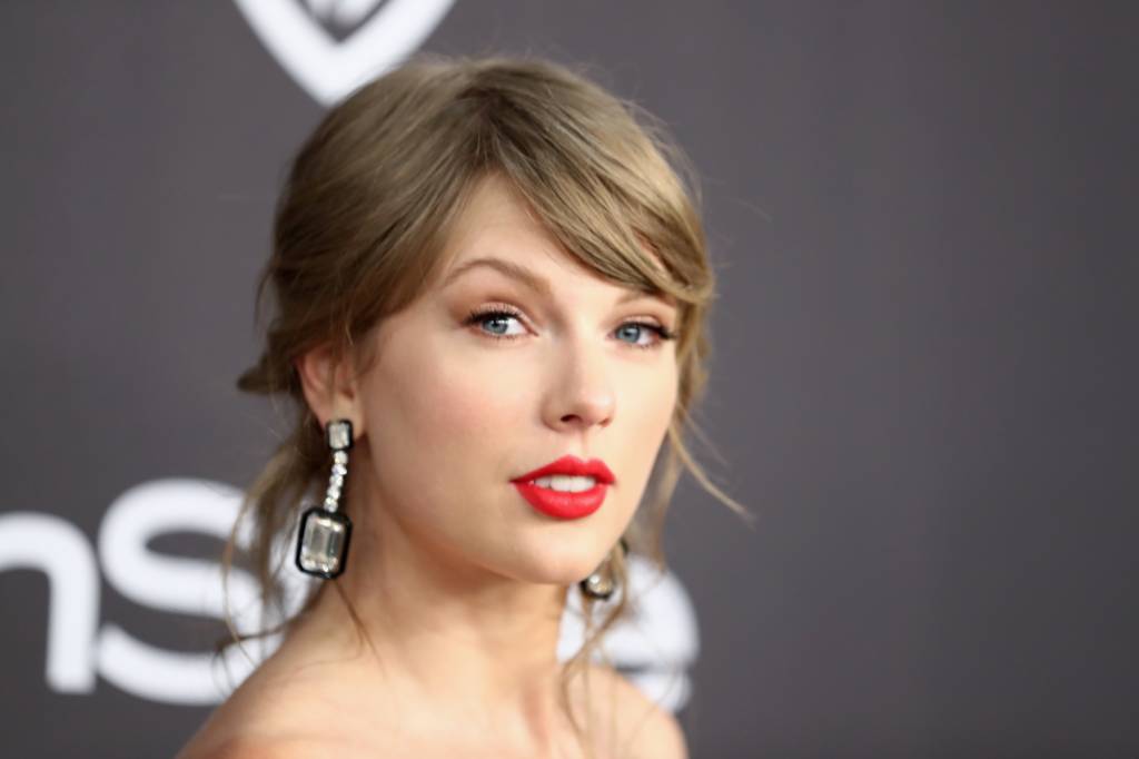 Taylor Swift parecia uma Cinderela moderna com este vestido azul-bebê