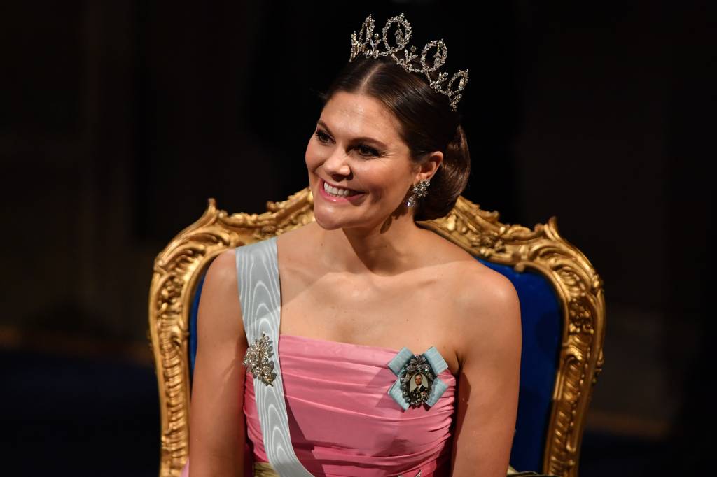 23 anos depois, princesa sueca usa vestido colorido que era de sua mãe