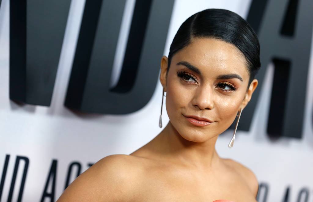 Vanessa Hudgens usa vestido diferentão e prova que já é fã da cor de 2019