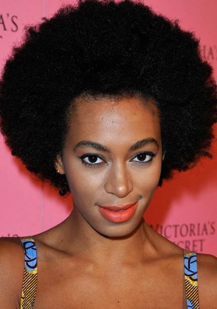 <strong>Solange:</strong> a cantora apostou no batom em versão suave e cremosa. Básica, combinou com delineado gatinho e lápis preto na linha d'água. <strong>Solange:</strong> a cantora apostou no batom em versão suave e cremosa. Básica, combinou com delineado gatinho e lápis preto na linha d'água.