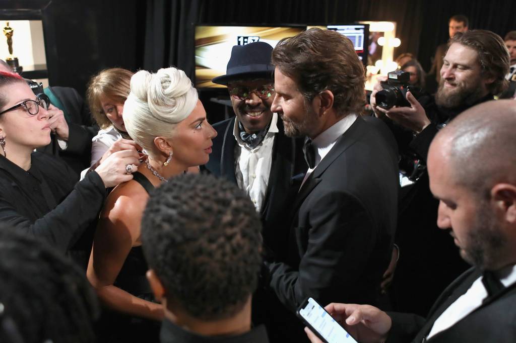 Bradley Cooper e Lady Gaga têm “conexão enorme e incontrolável”