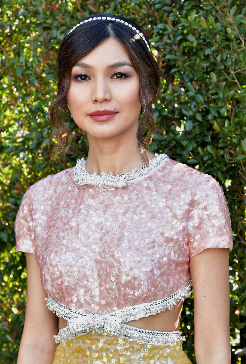 Tentei encontrar defeitos neste look da Gemma Chan e falhei miseravelmente