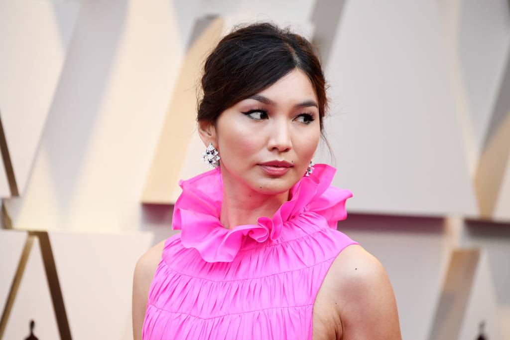 Extremamente elegante, Gemma Chan já zerou o tapete vermelho do Oscar 2019