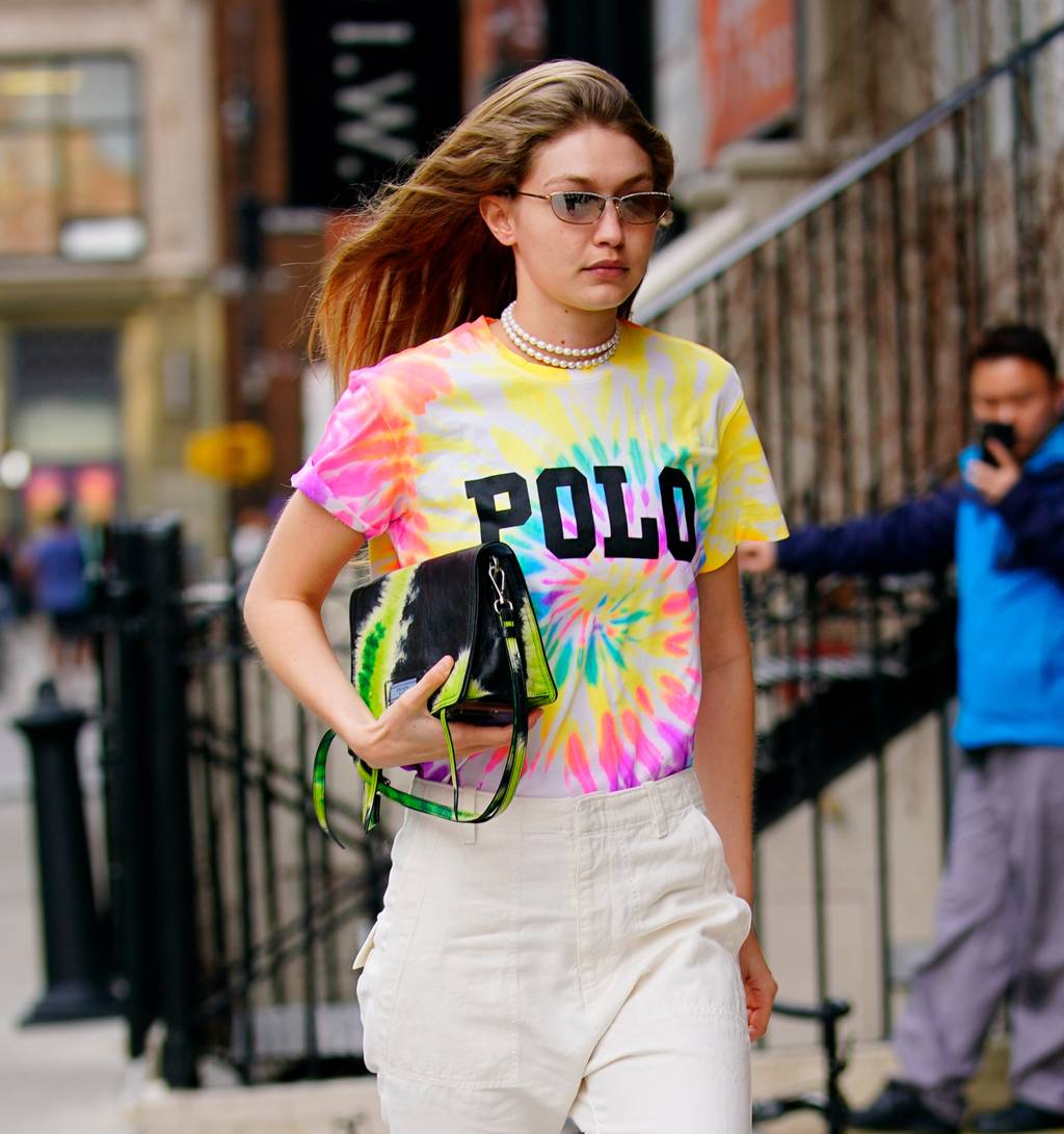 Gigi Hadid fez a polêmica calça cargo dos anos 2000 ser legal de novo