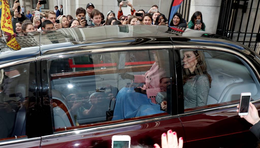 Rainha Elizabeth II e Kate Middleton