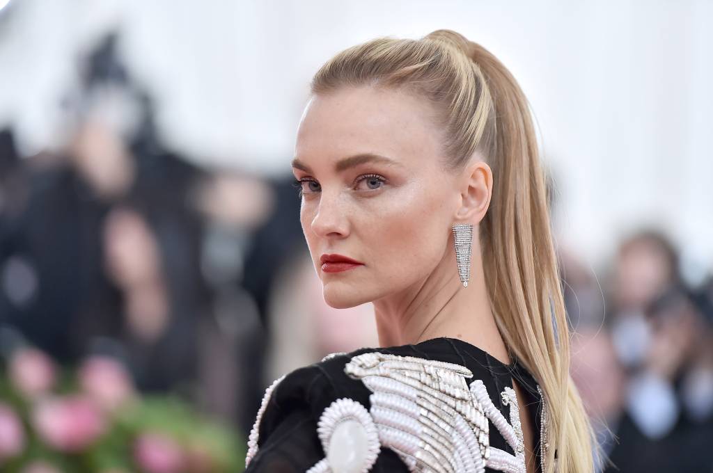 Com vestido-esqueleto, Carol Trentini mostra aos gringos como se faz