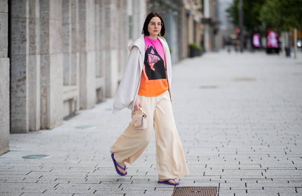 As fashionistas lá fora estão amando usar Havaianas com looks arrumadinhos