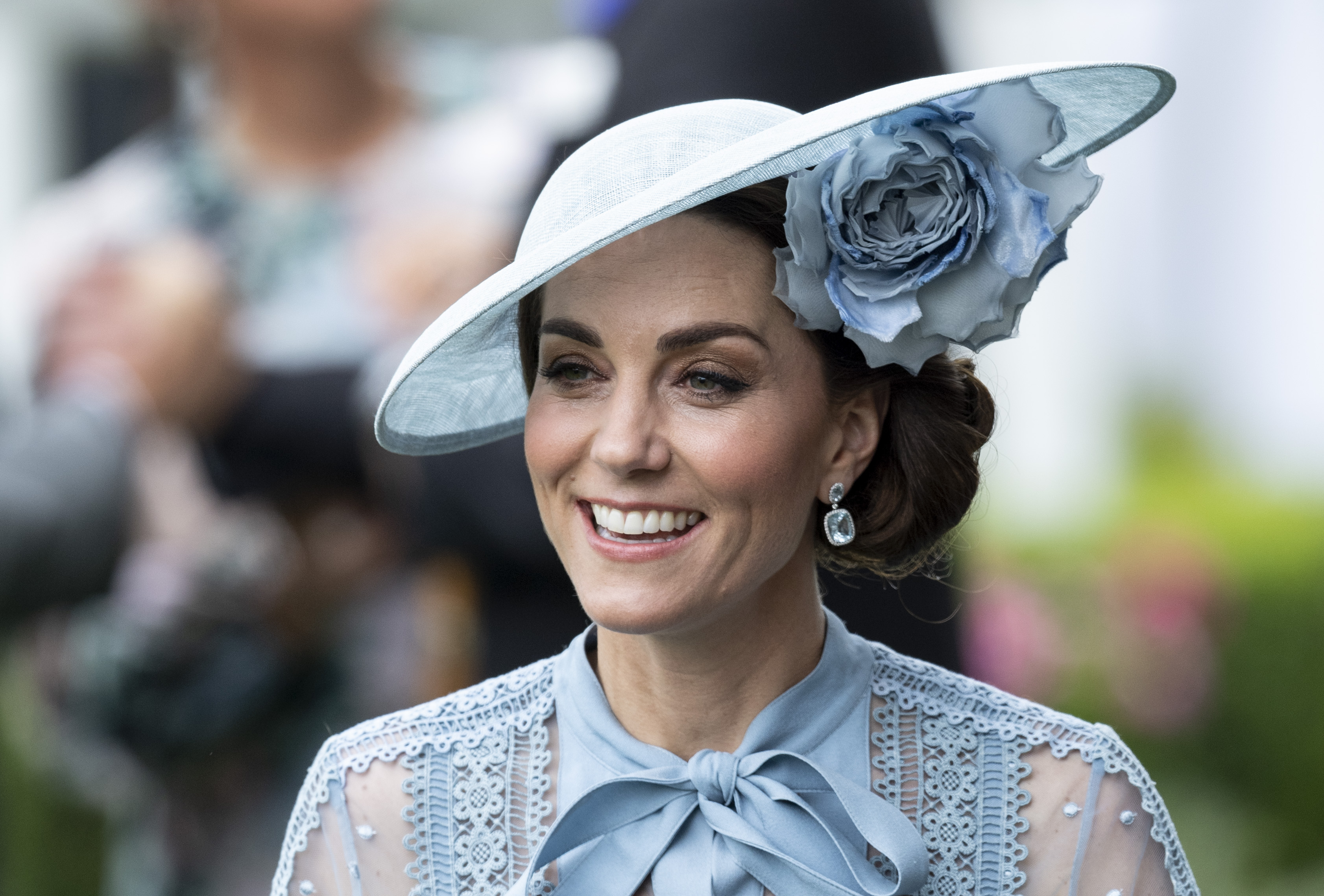 O look azul da Kate Middleton é lindo, mas você reparou no penteado dela?