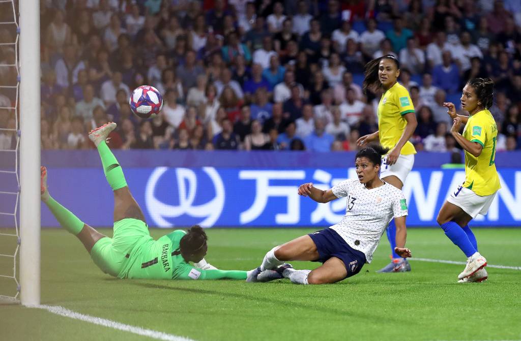 Em jogo equilibrado, Brasil perde da França e está fora da Copa Feminina