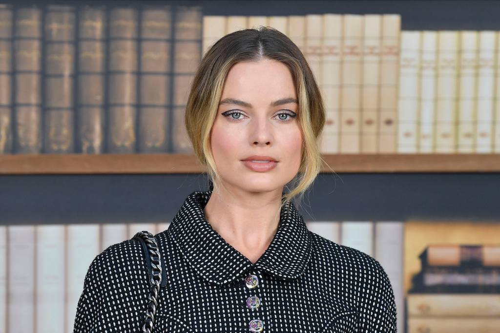 Margot Robbie mostrou que dá para ser muito chique usando “pijama” e salto