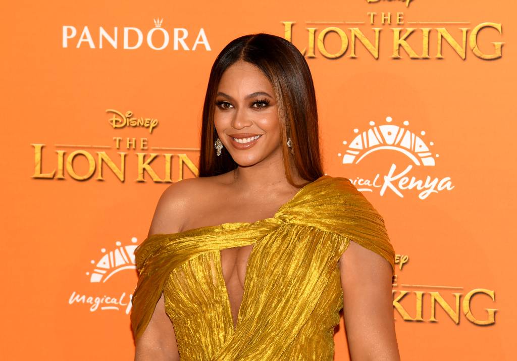 Reluzente, Beyoncé usa vestido amarelo ouro em pré-estreia de ‘O Rei Leão’