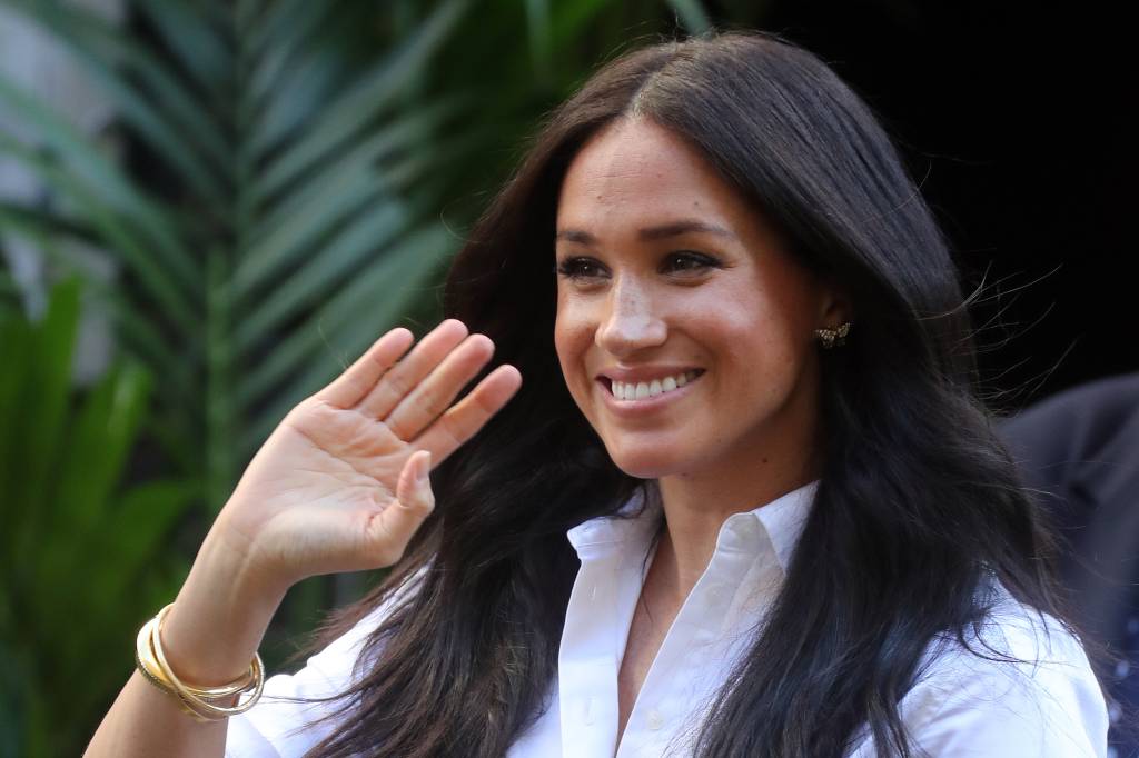 Meghan Markle brilha com vestido preto esvoaçante no casamento da amiga
