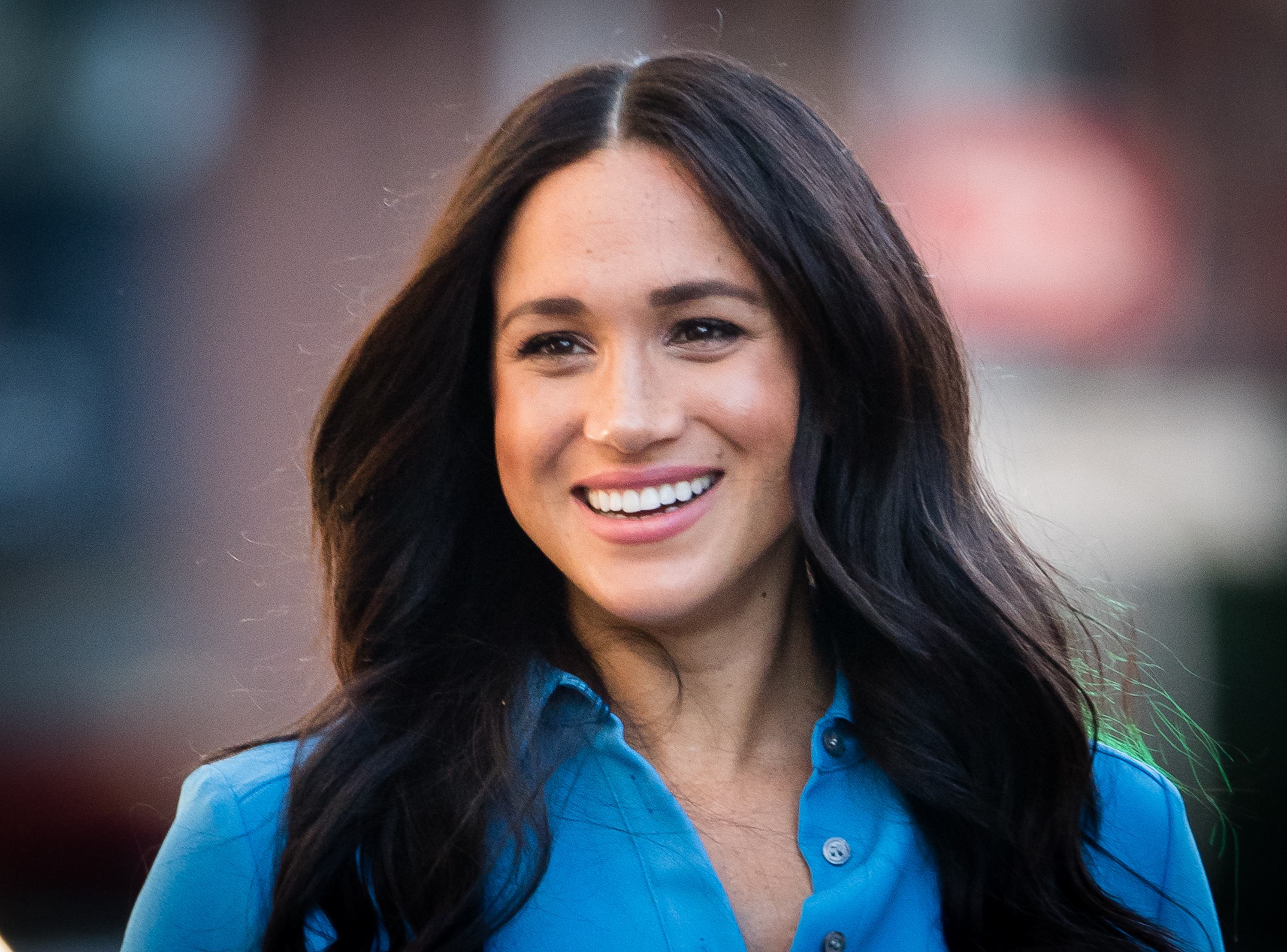 Com jeans skinny, Meghan Markle montou look chique sem esforço em tour